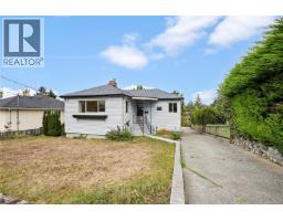 552 Davida Ave, Saanich, BC V9A2C7 Photo 35
