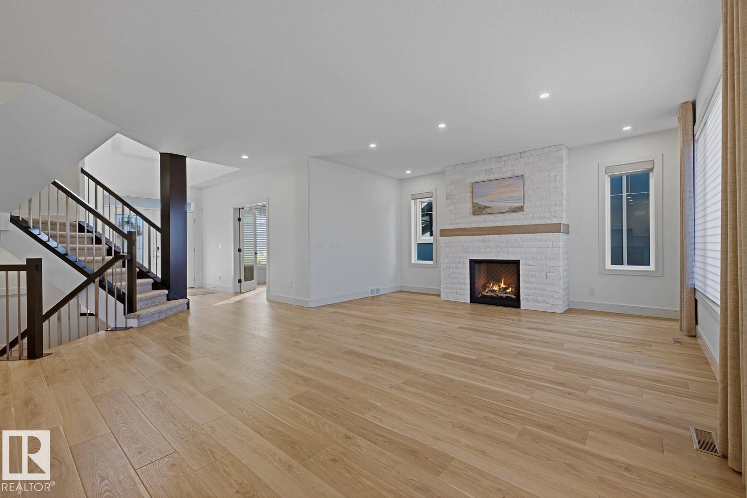 26 Executive Way, Erin Ridge North — photo 9 of 30: Property photo