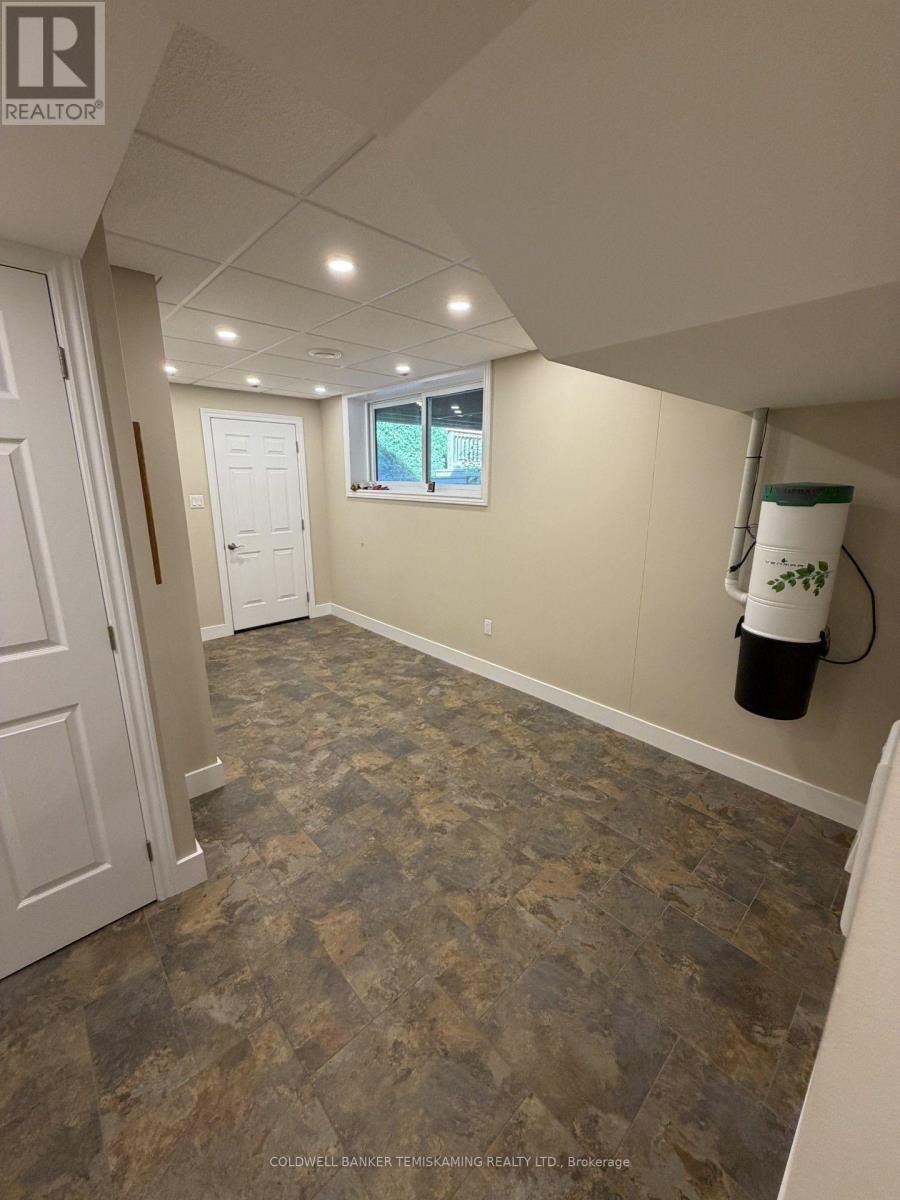 722027 GRANDVIEW DRIVE - 19