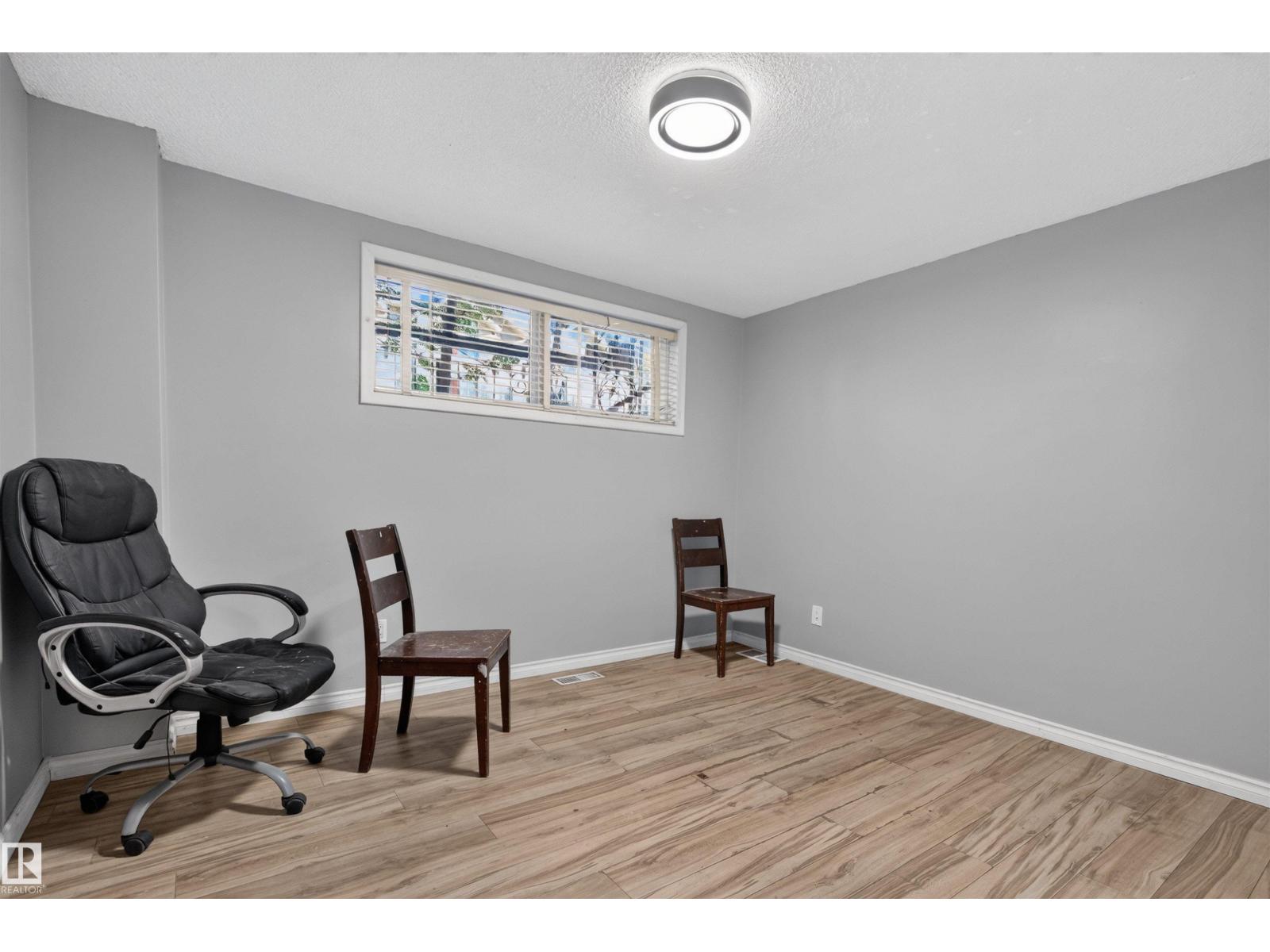 11015 87 AV NW - 34