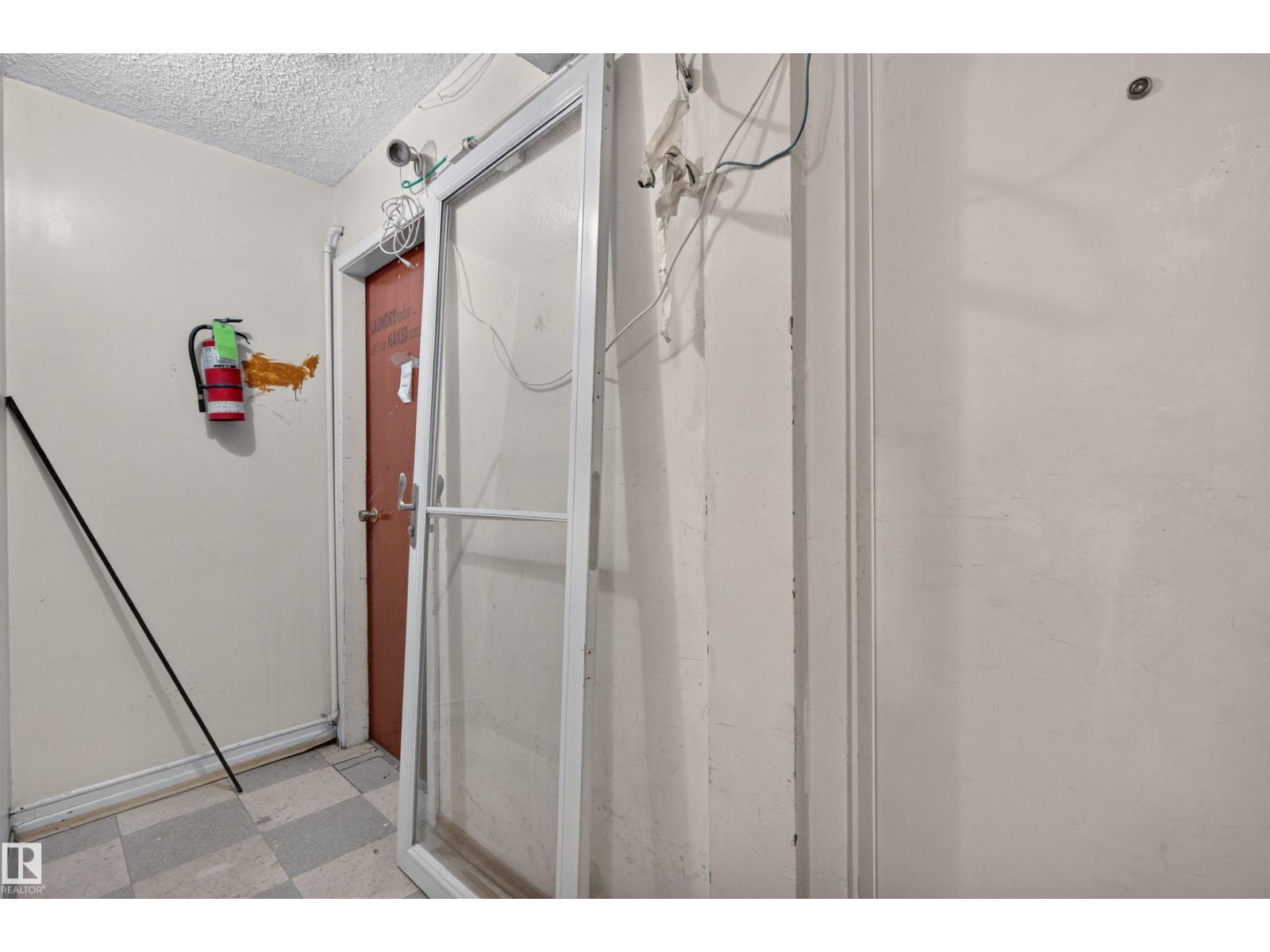 11015 87 AV NW - 29