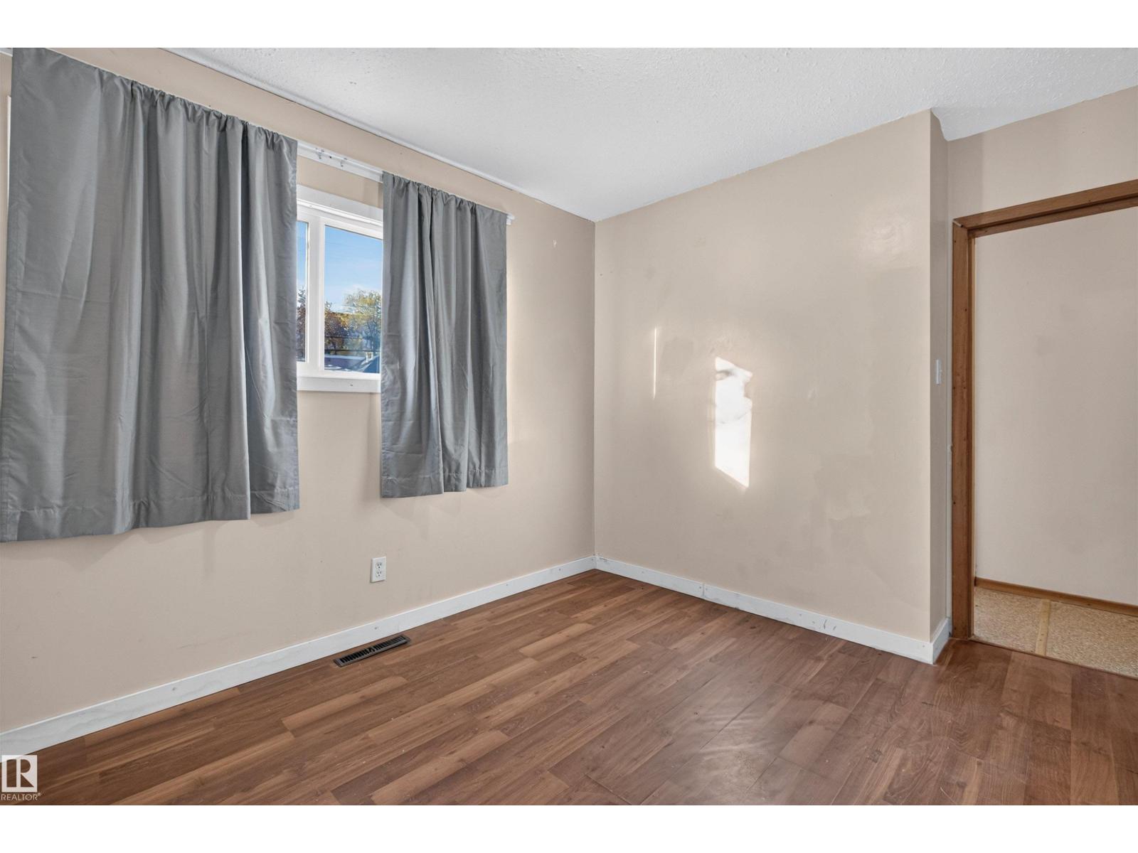 11015 87 AV NW - 20