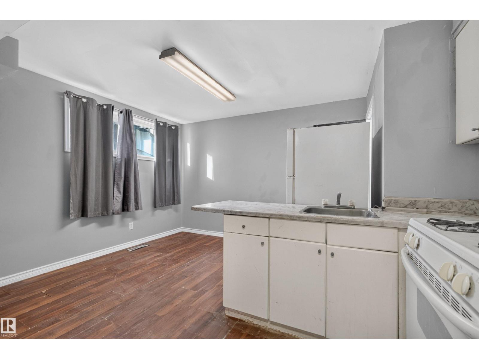 11015 87 AV NW - 23