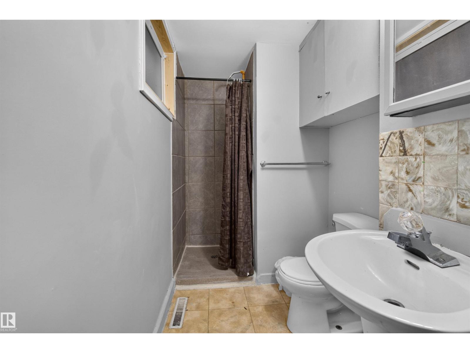 11015 87 AV NW - 25