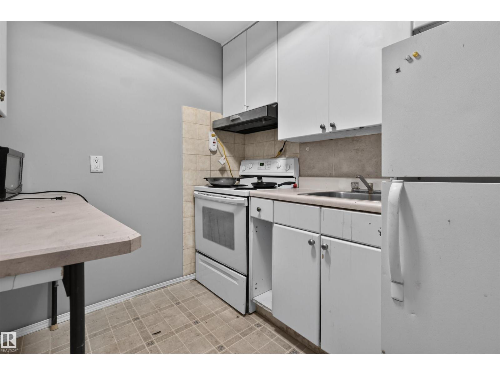 11015 87 AV NW - 40