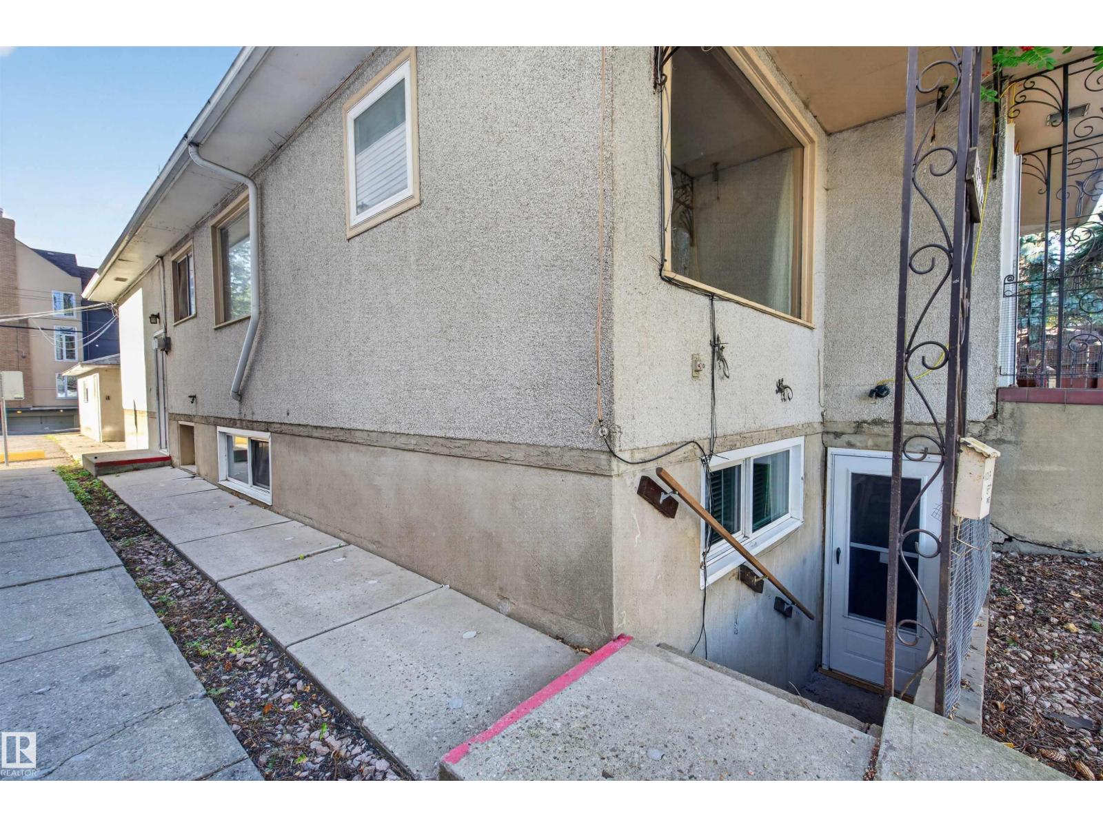 11015 87 AV NW - 44