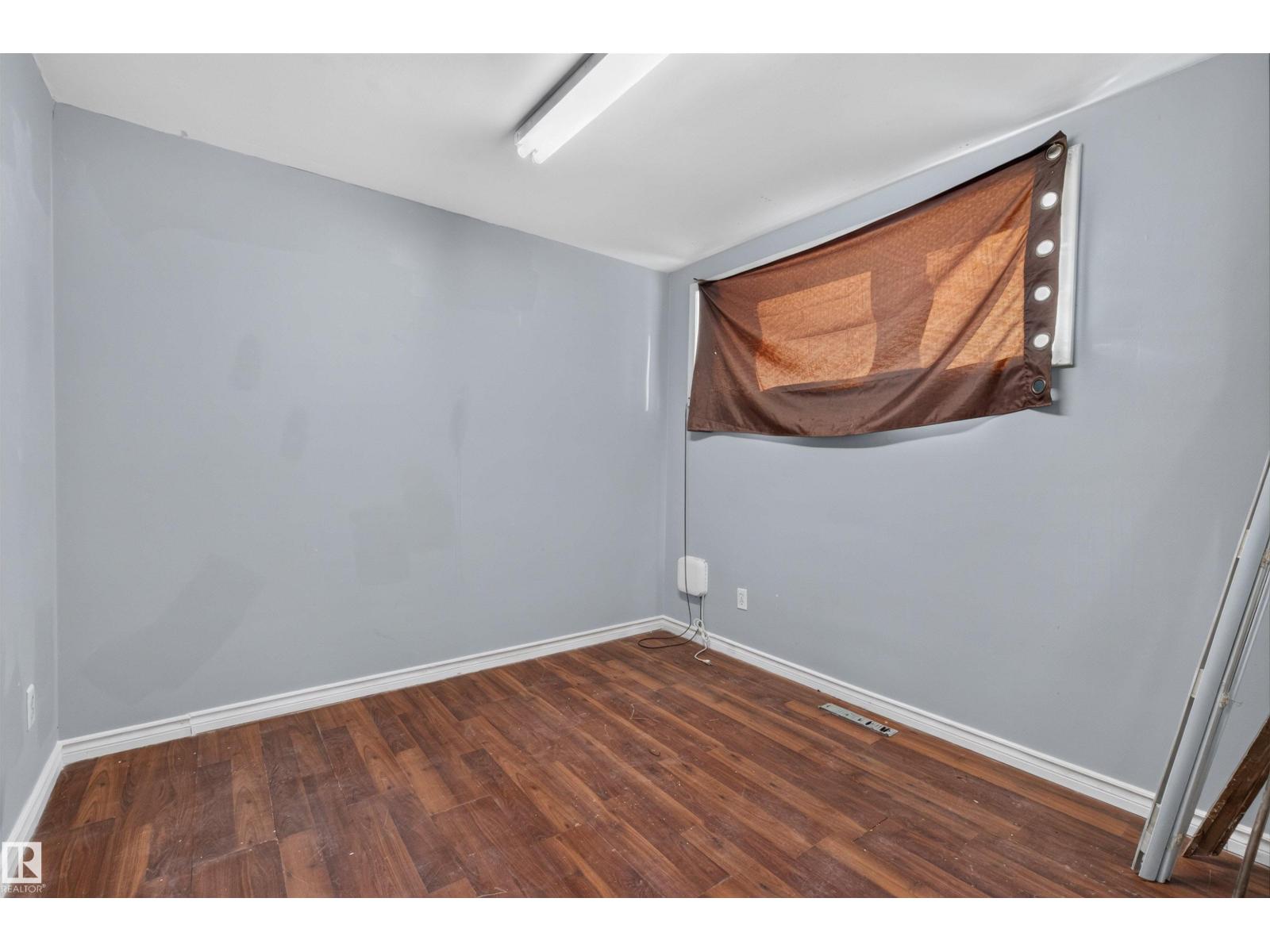 11015 87 AV NW - 27