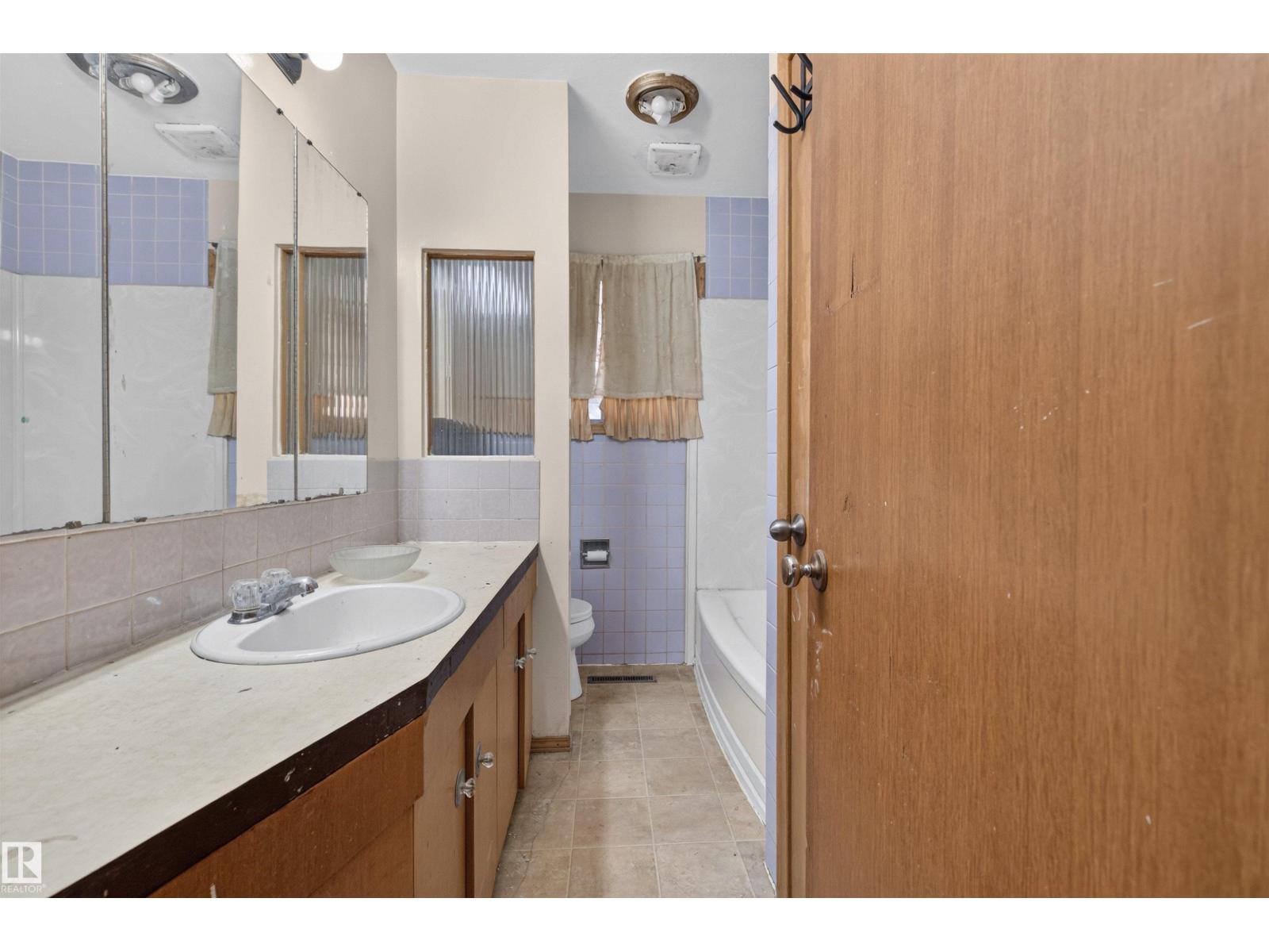 11015 87 AV NW - 11