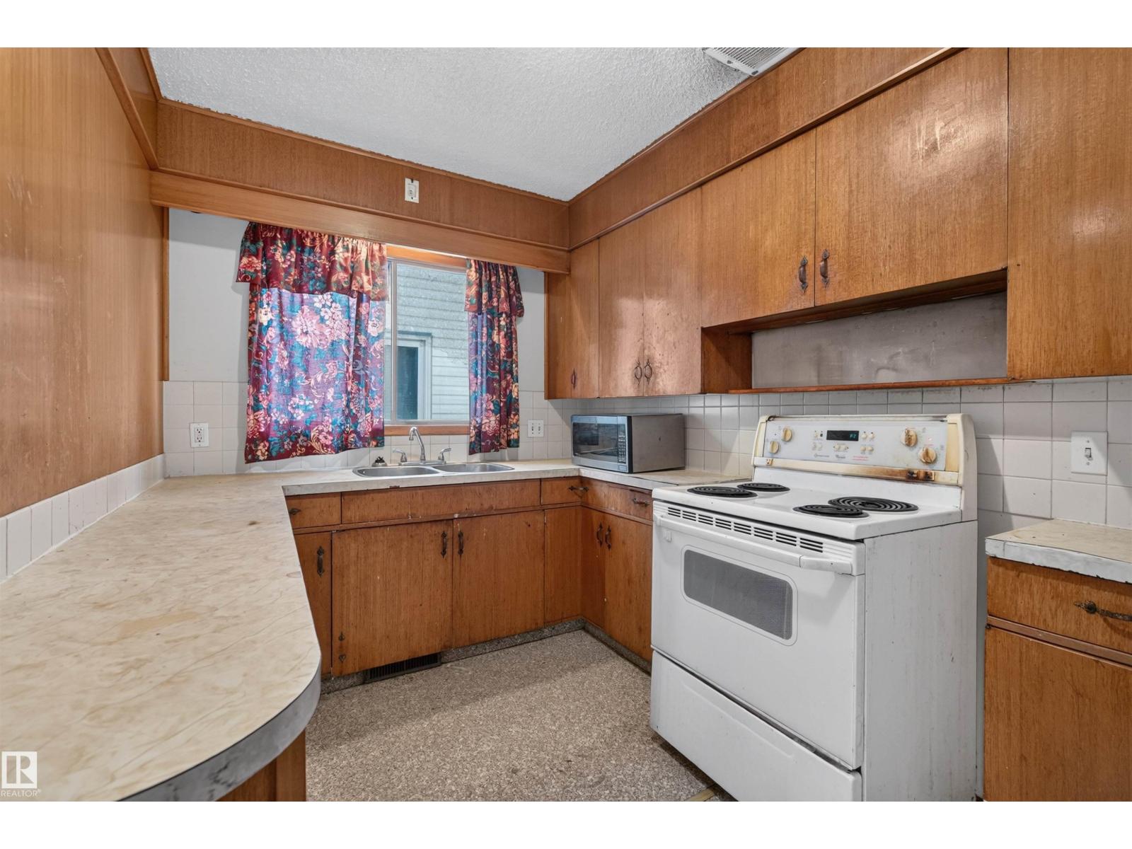 11015 87 AV NW - 15