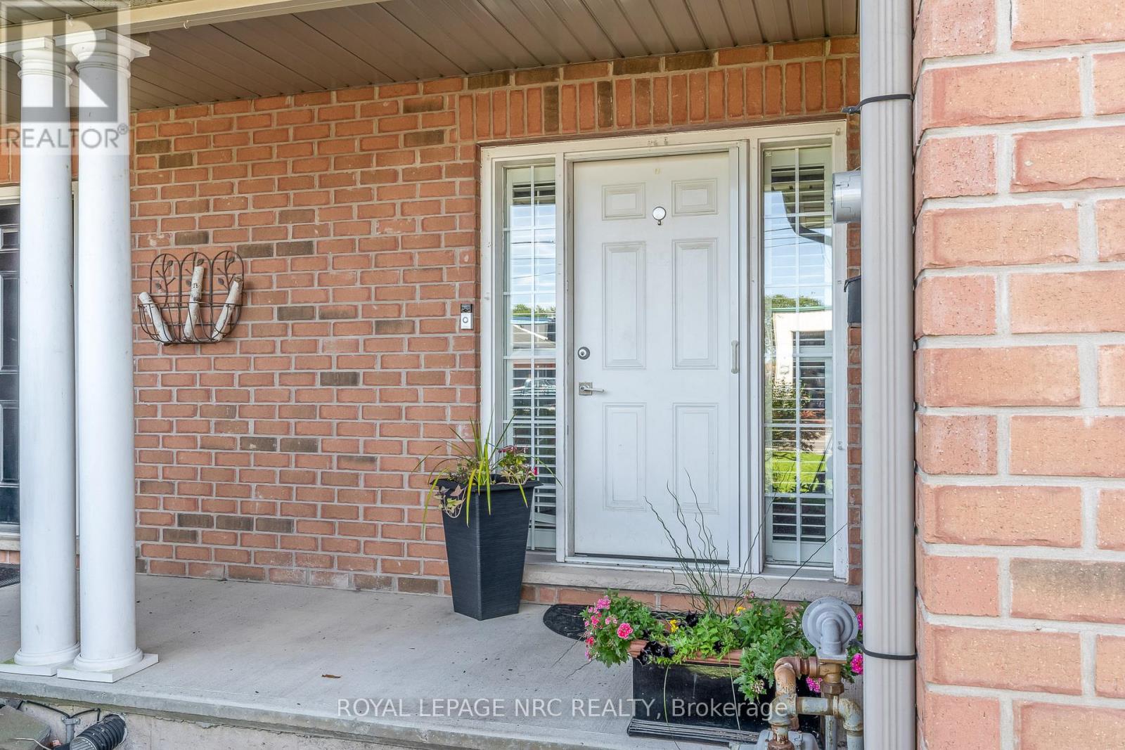 31 THOROLD ROAD E - 2