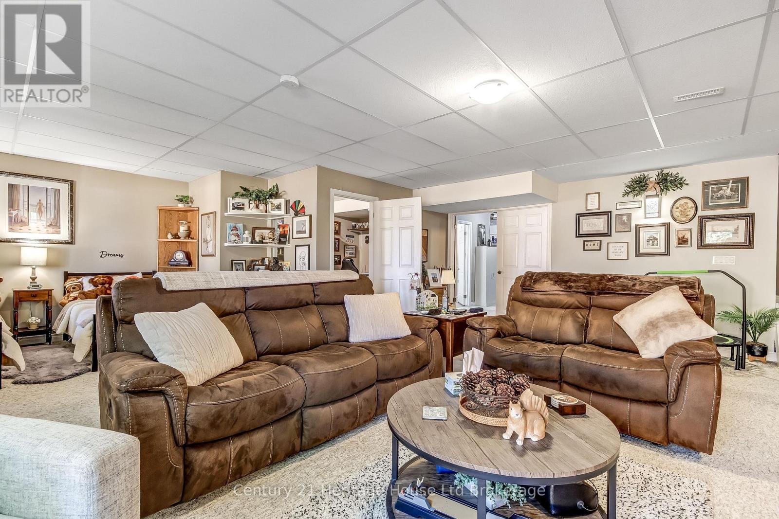 #1 19 ANDERSON STREET - Image 18