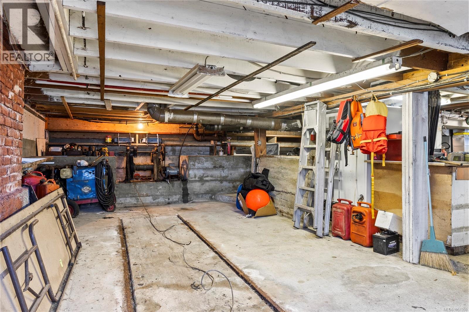 2535 Battersea Rd - 29