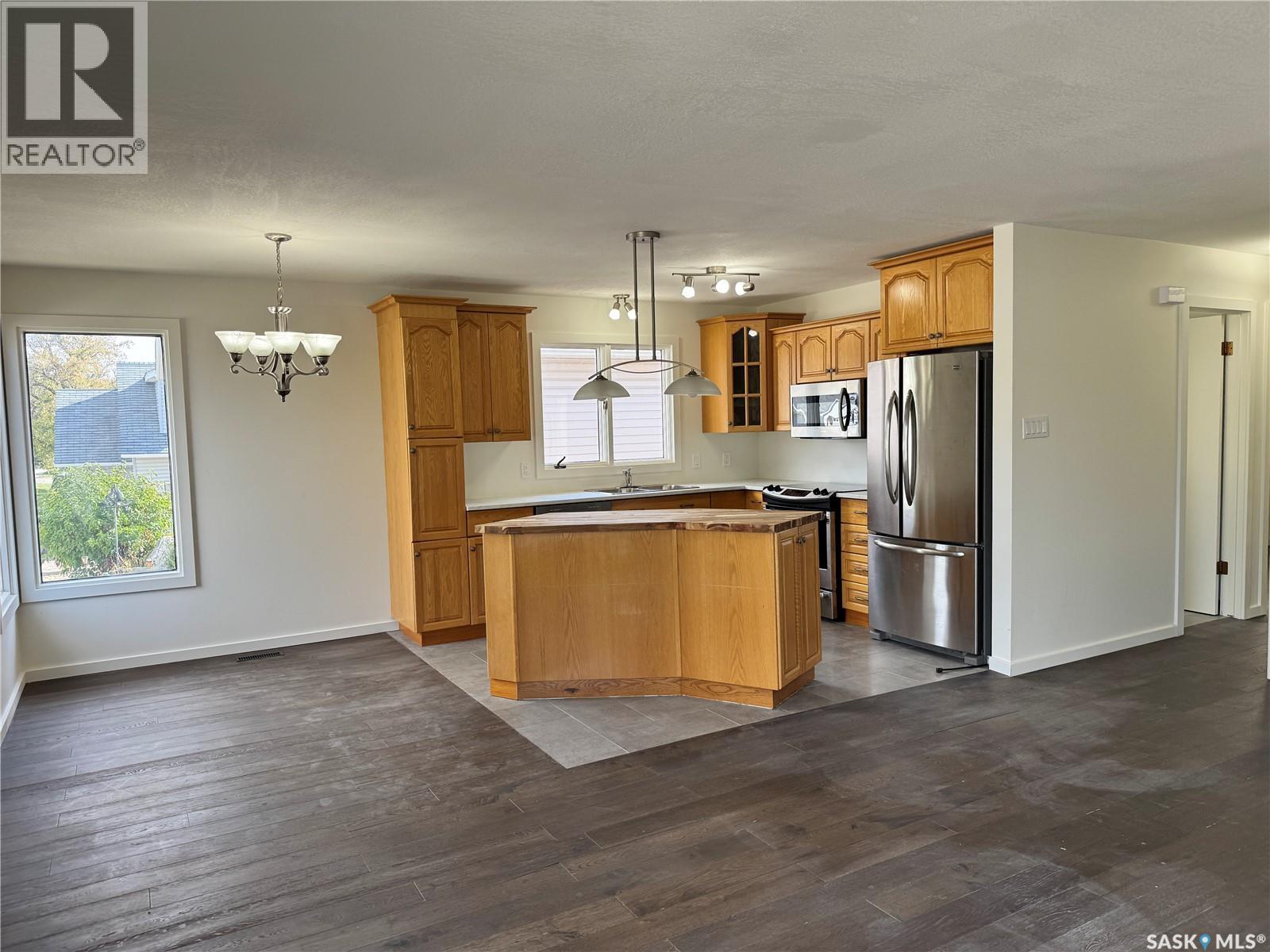 218 2nd AVENUE E - 11