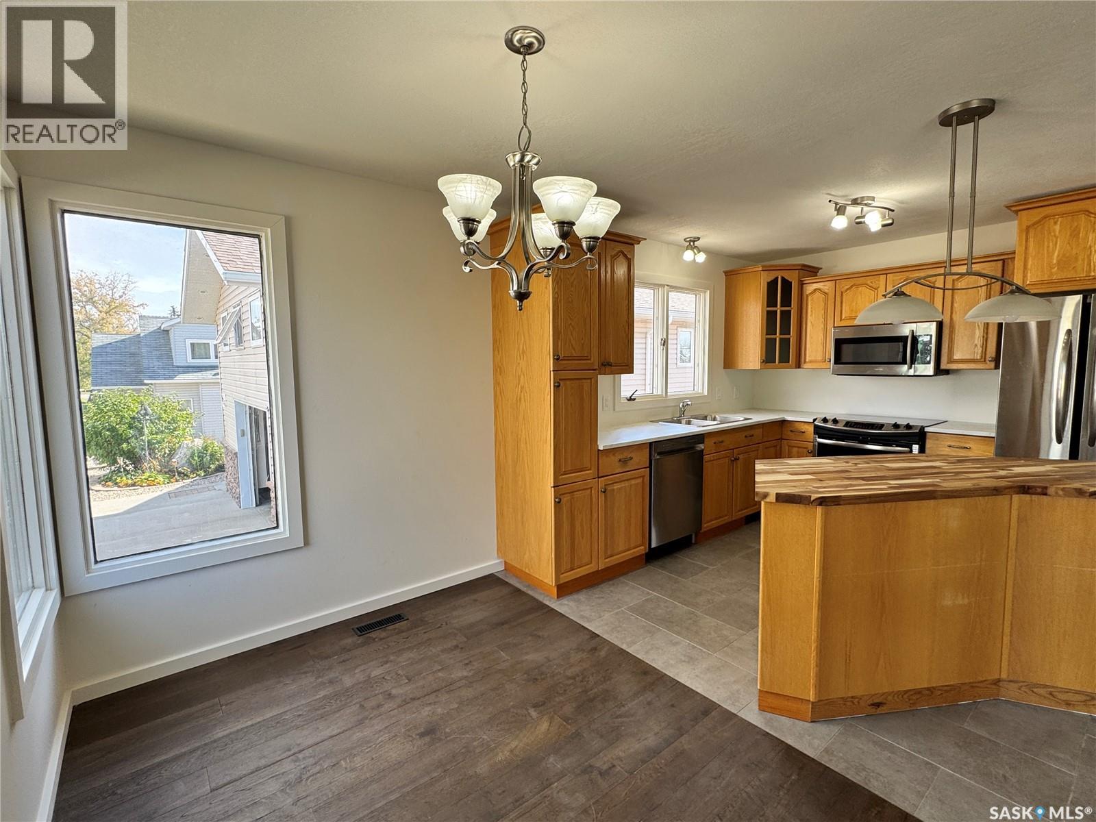 218 2nd AVENUE E - 9