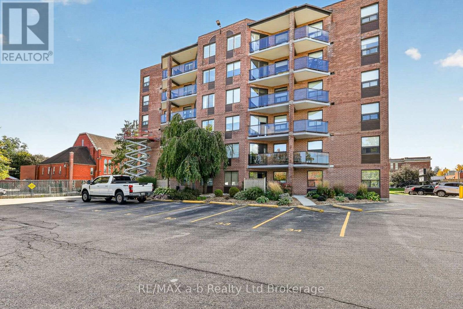 #406 217 THAMES STREET S - 4