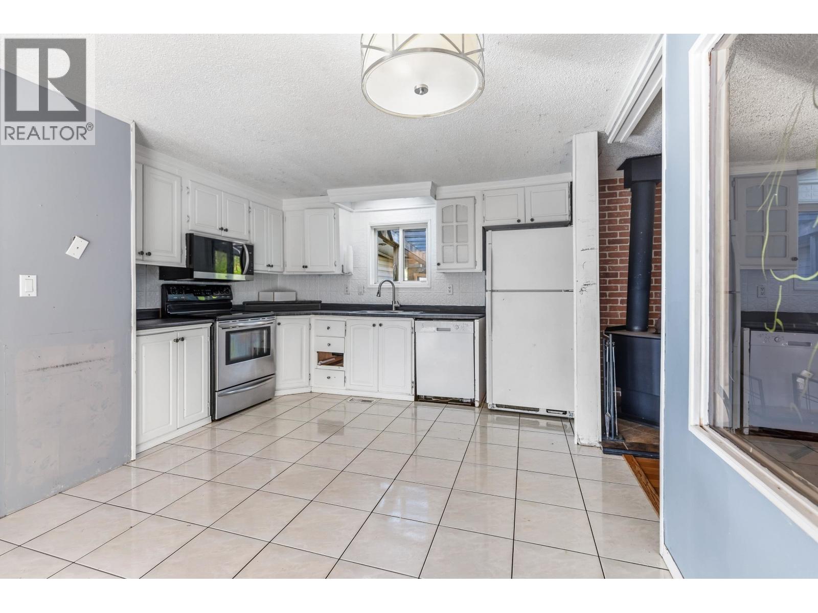 Photo 9 of 22 — 7139 GLENVIEW DRIVE · Prince George, BC