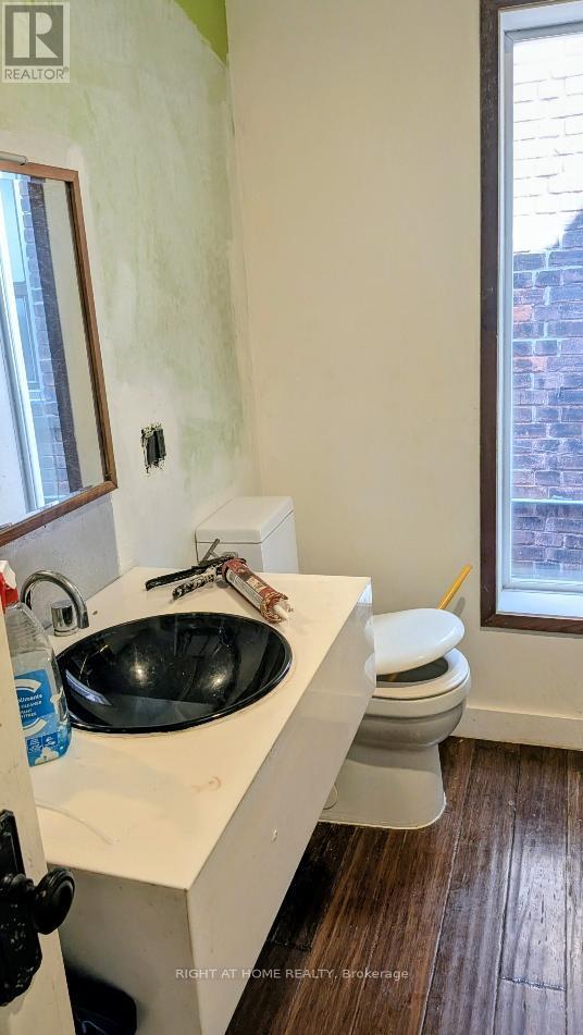 160 Rosemount Avenue, Toronto, ON photo 3