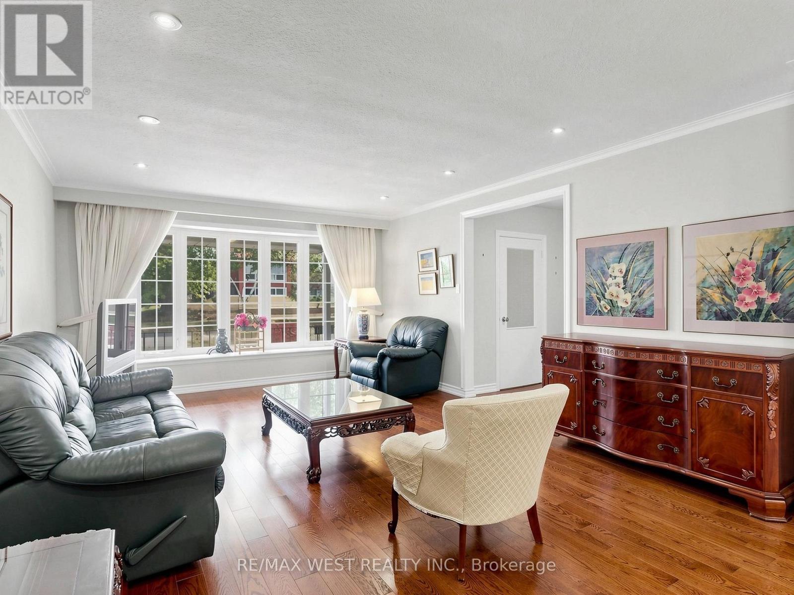 41 Burnview Crescent, Toronto, ON photo 3