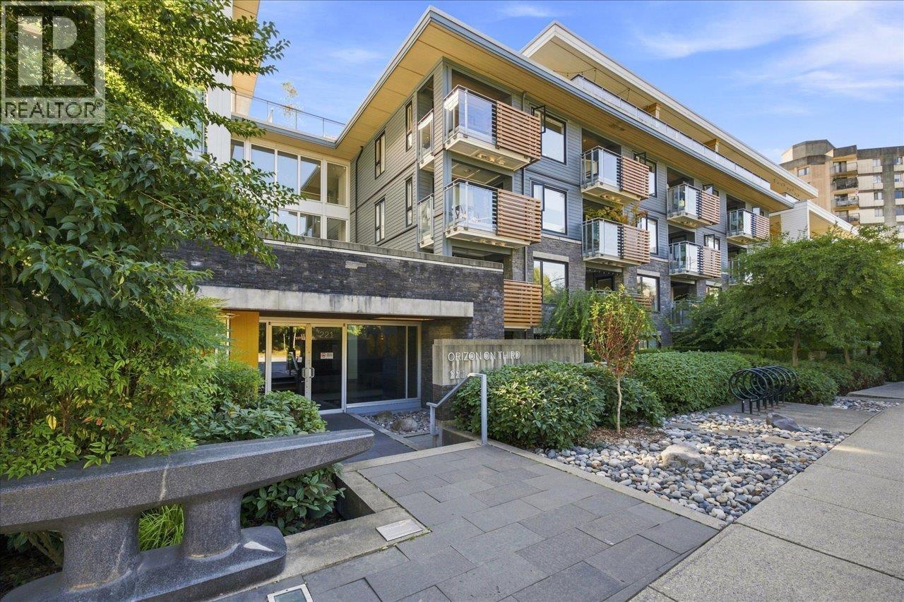 102 221 E 3RD STREET, North Vancouver