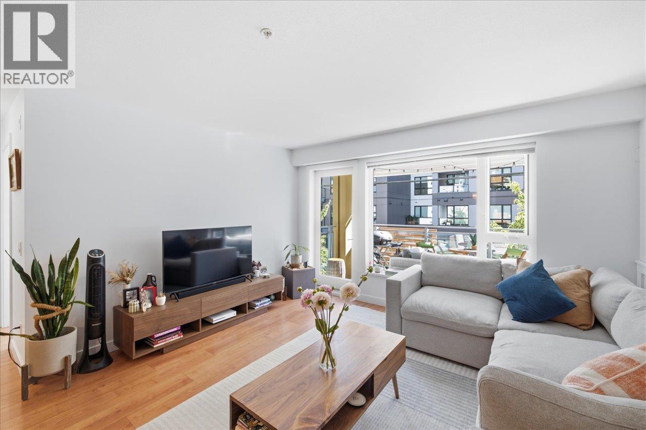 102 221 E 3RD STREET, North Vancouver