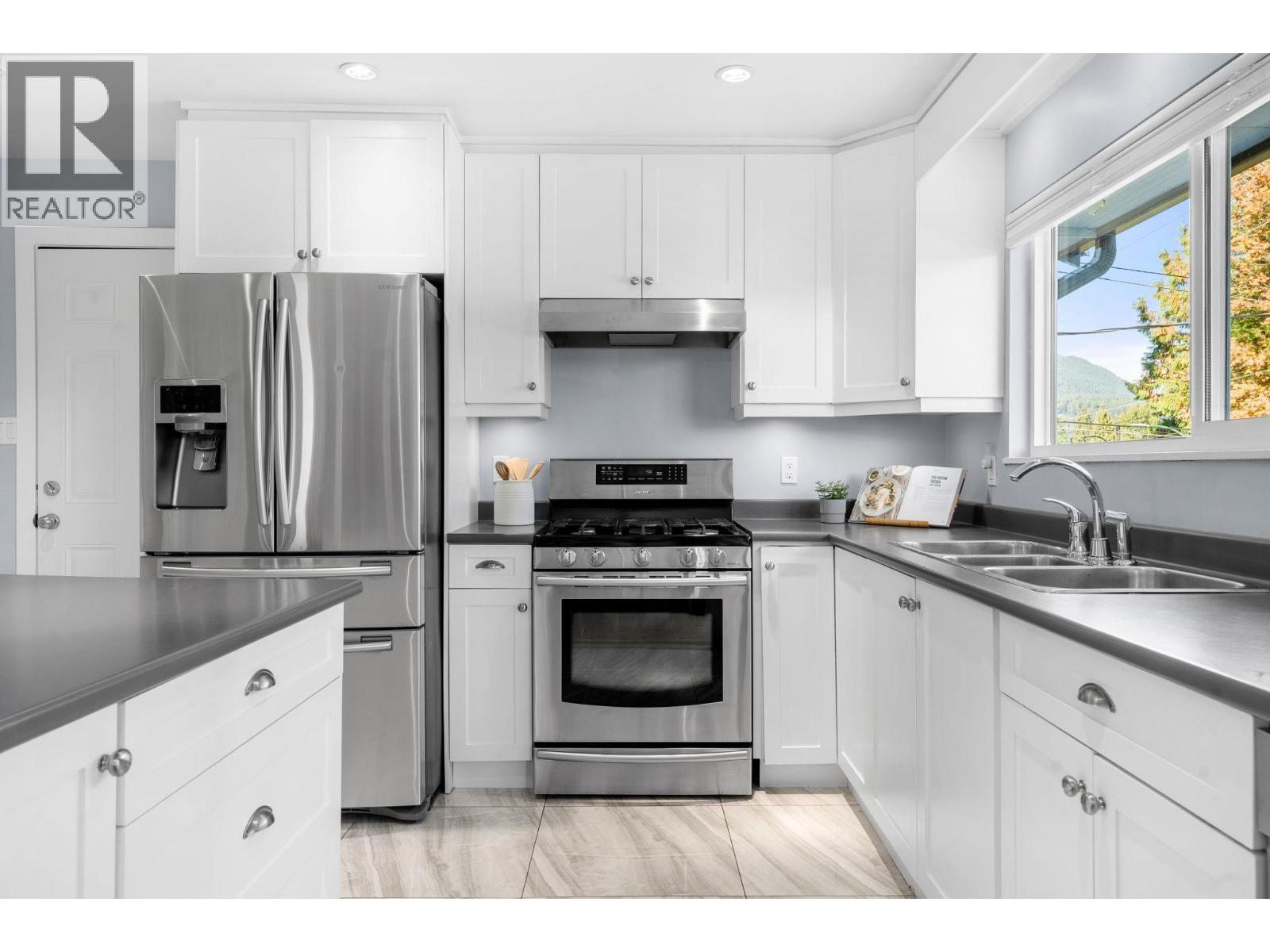 1147 DEEP COVE ROAD, North Vancouver
