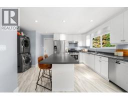 1147 Deep Cove Road, North Vancouver, BC V7G1S4 Photo 10