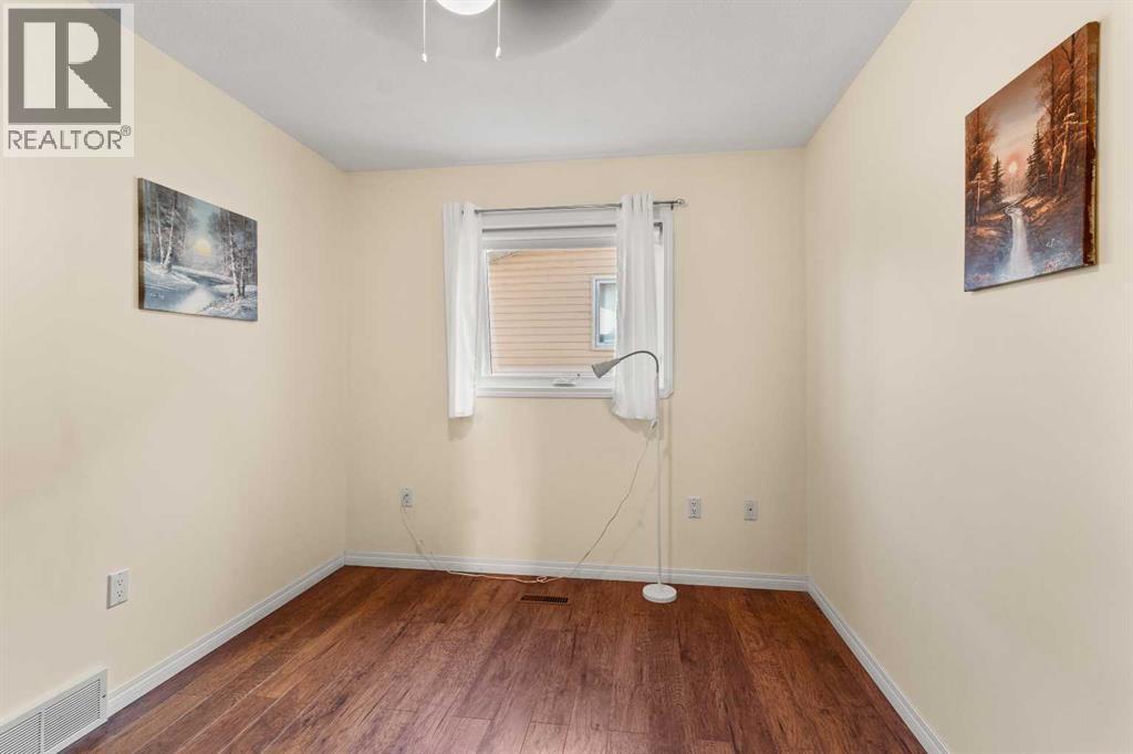 4638 52 Avenue S - 18
