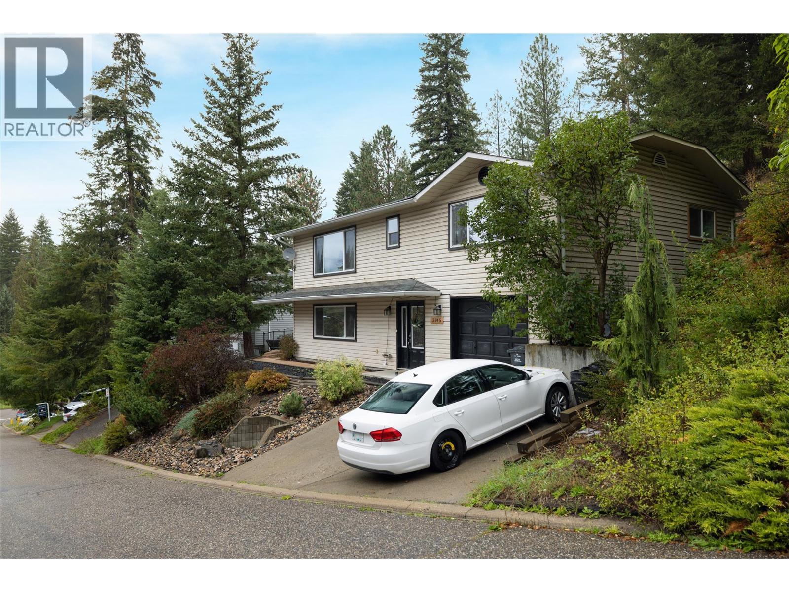 3945 Highland Park Crescent - 2