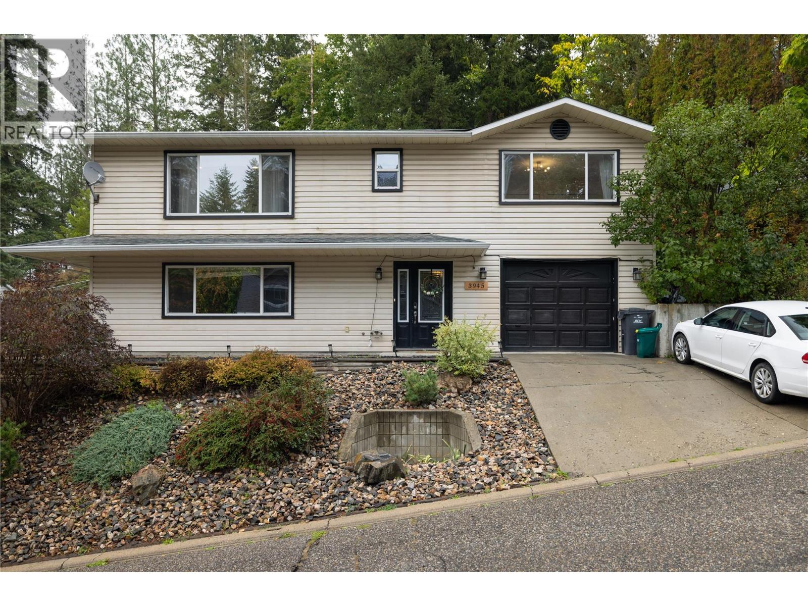 3945 Highland Park Crescent - 1