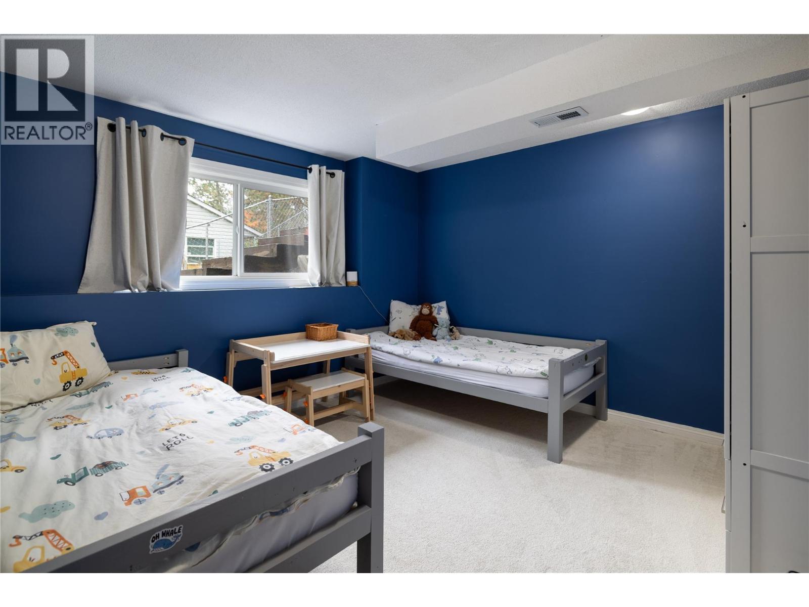 3945 Highland Park Crescent - Image 32