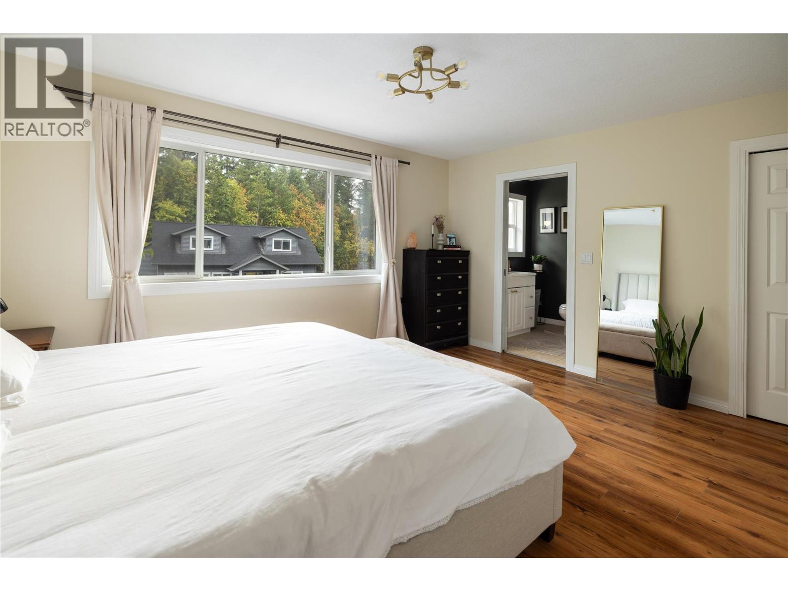 3945 Highland Park Crescent - Image 21