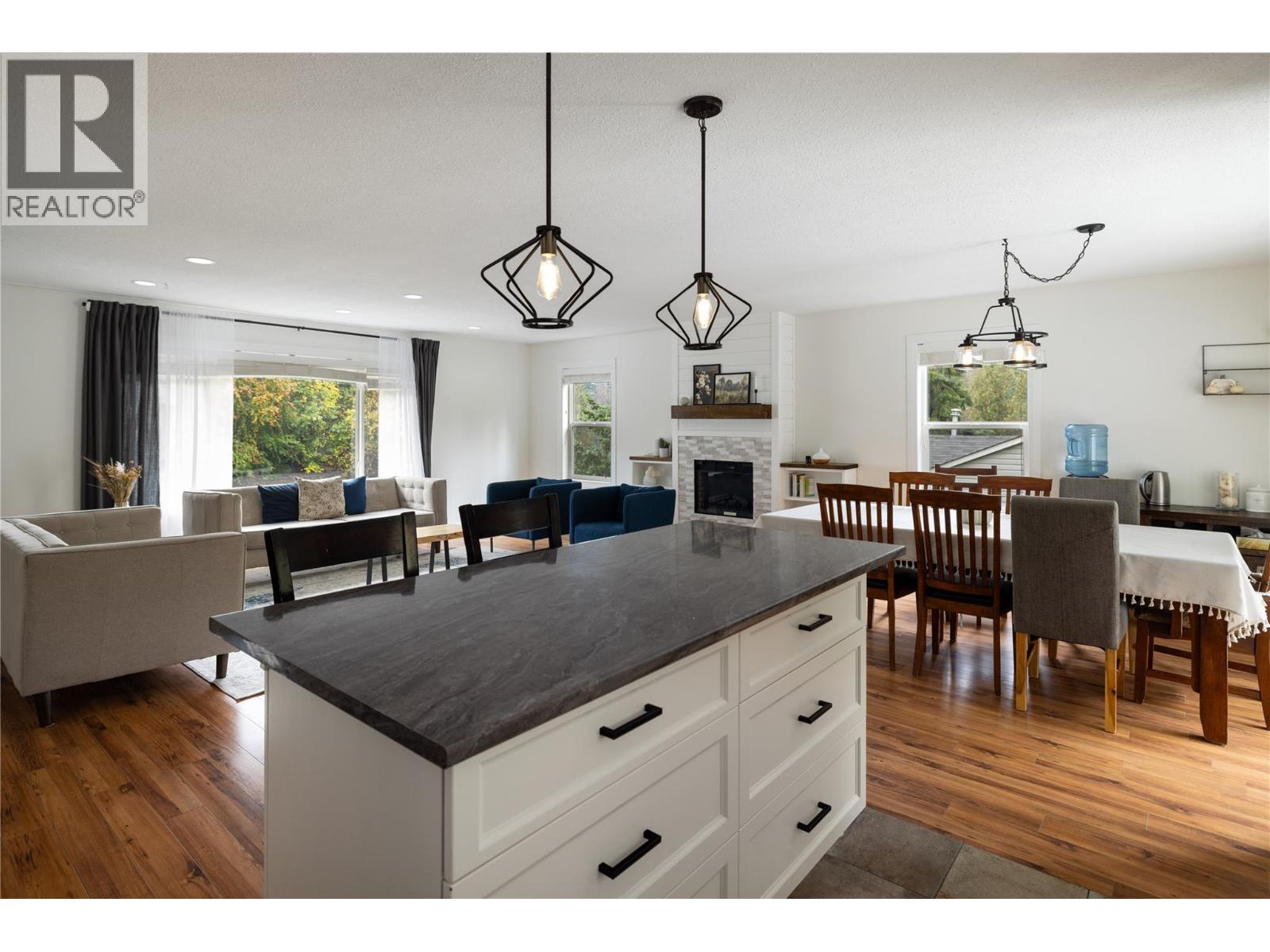 3945 Highland Park Crescent - Image 18