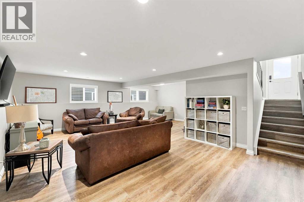 Listing photo – 186 Robinson Avenue, Penhold