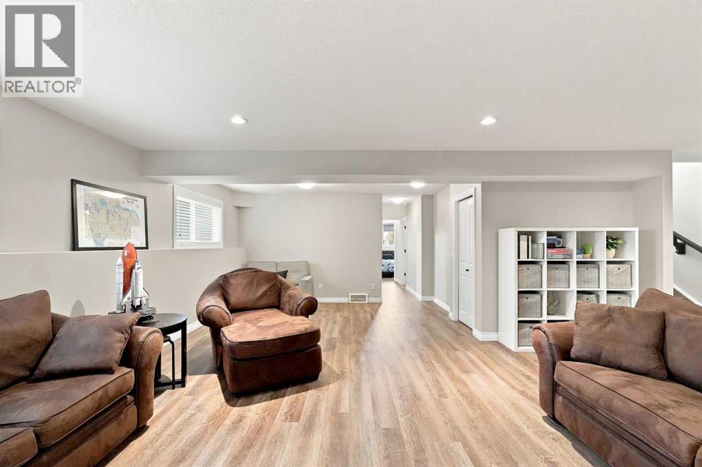 Listing photo – 186 Robinson Avenue, Penhold
