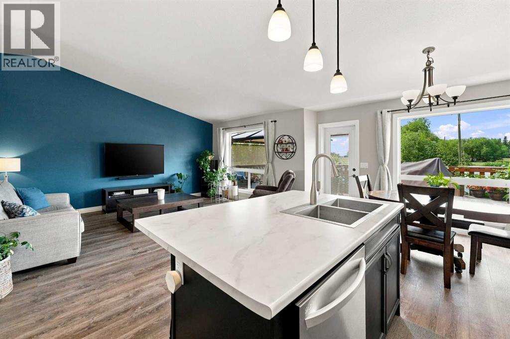 Listing photo – 186 Robinson Avenue, Penhold