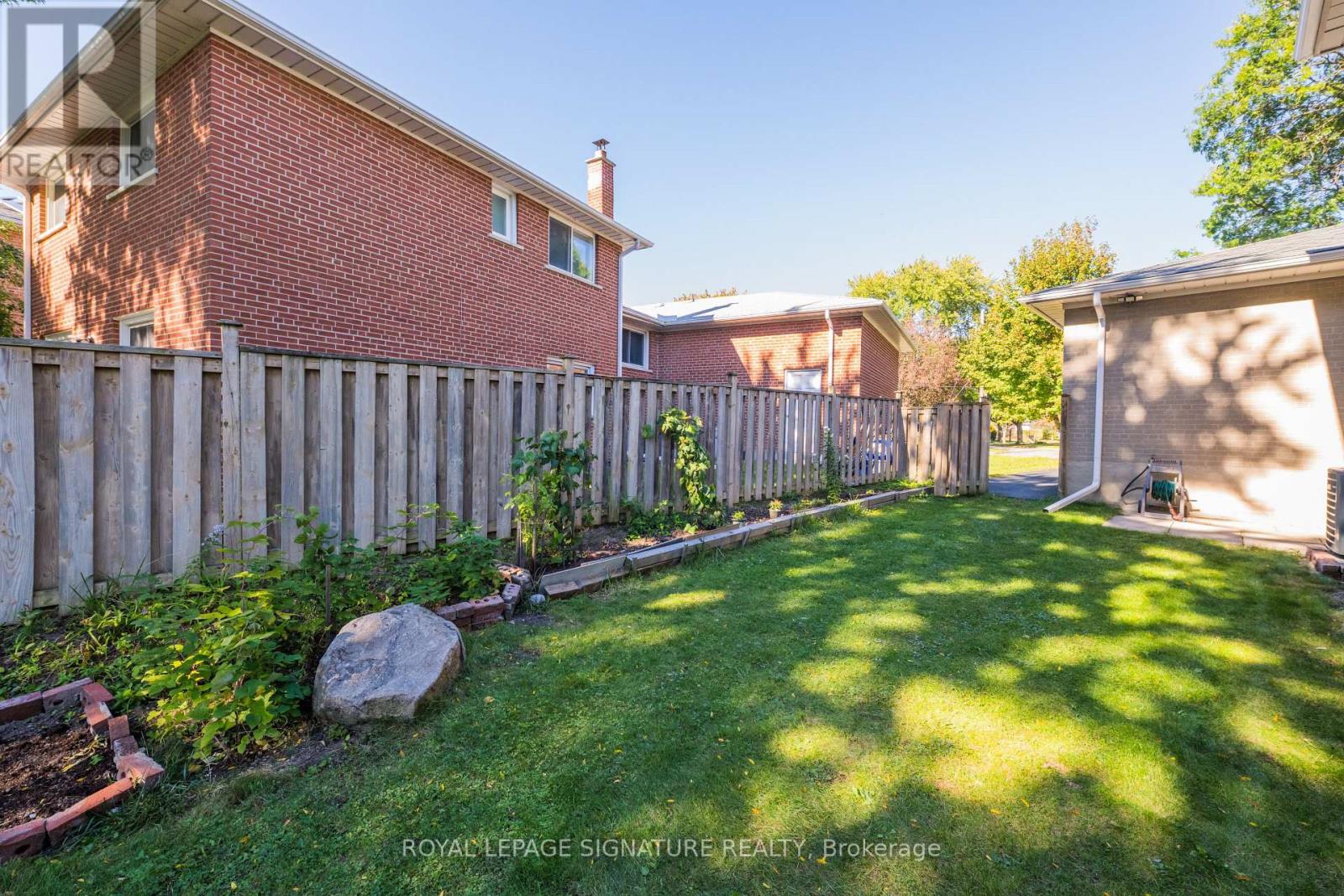 8 Bellbury Crescent, Toronto, ON photo 3