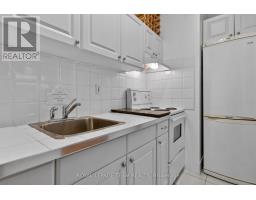 Kitchen - 64 Delaware Avenue, Ottawa, ON K2P0Z3 Photo 13