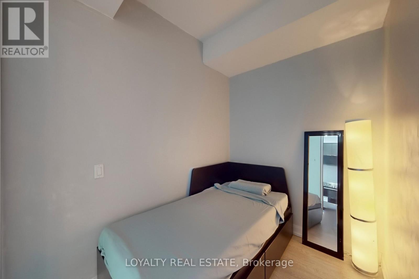 181 Dundas Street East — photo 32