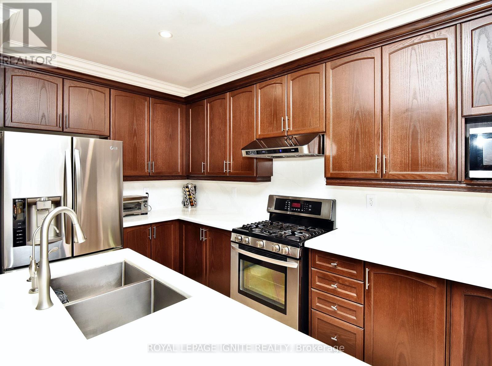 42 Grayleaf Drive, Whitchurch-Stouffville, ON photo 16