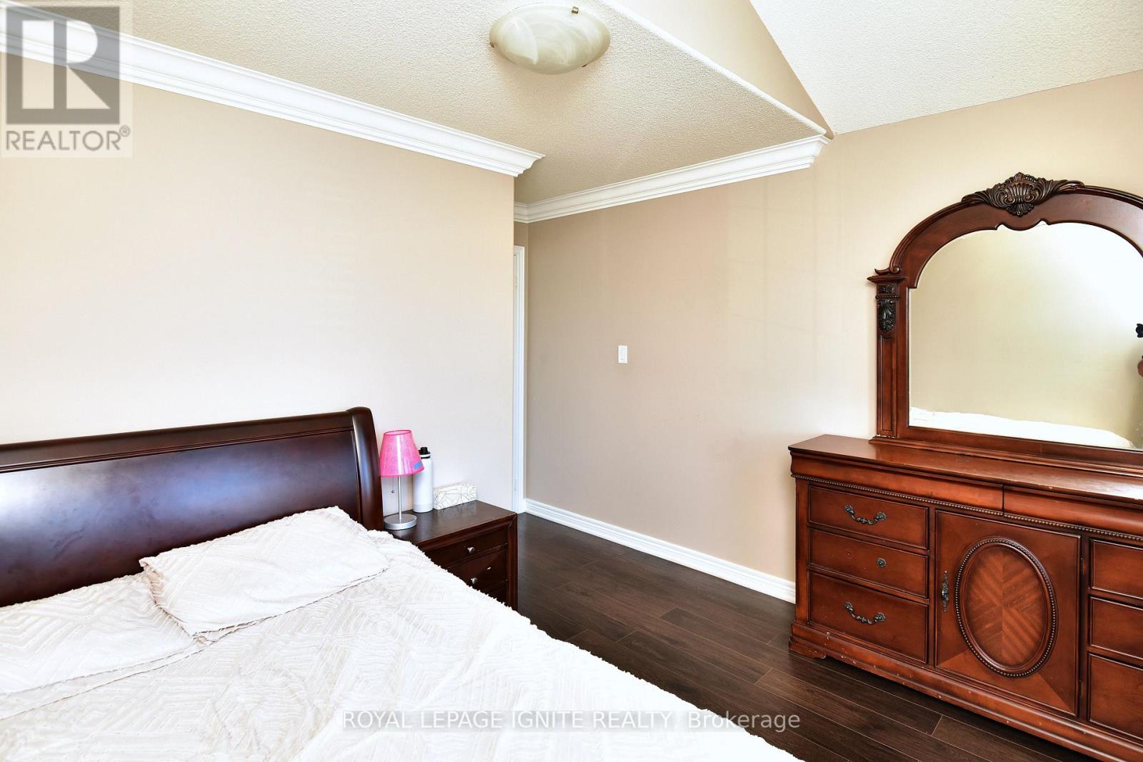 42 GRAYLEAF DRIVE - 32