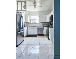 Living room - 548 Beach Road, Hamilton, ON L8H3K9 Photo 10