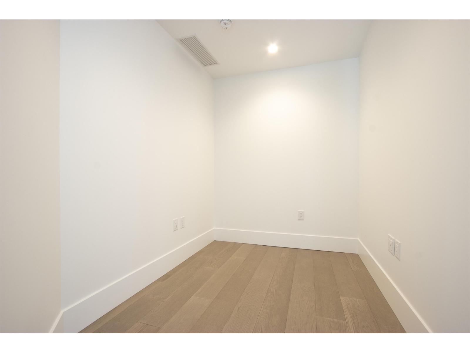 703 14825 THRIFT AVENUE, Surrey