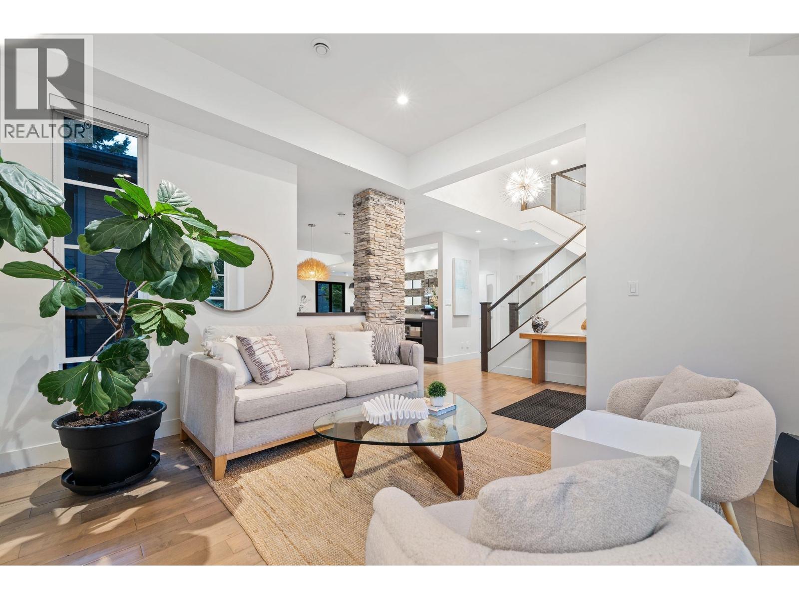 2775 LYNDENE ROAD, North Vancouver