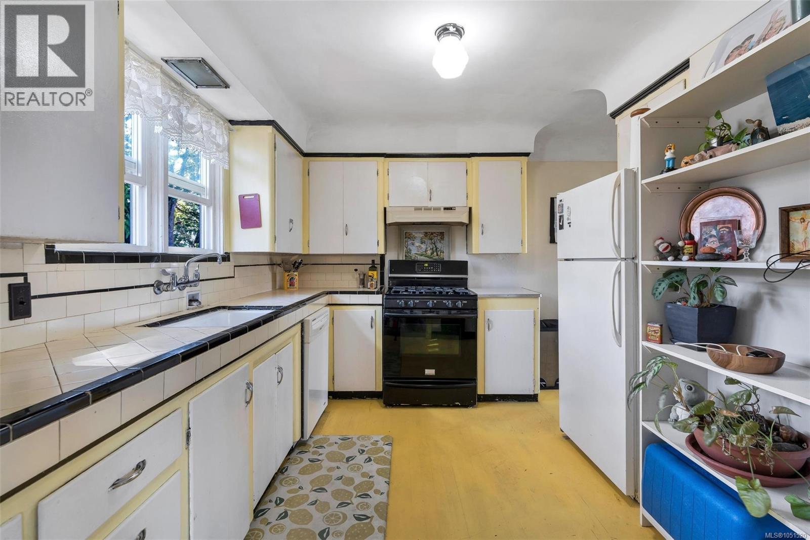 847 Old Esquimalt Rd - Image 12