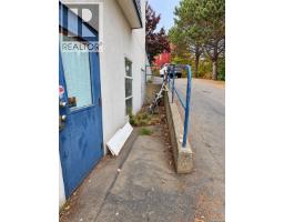 831 Shamrock St, Saanich, BC V8X2V1 Photo 11