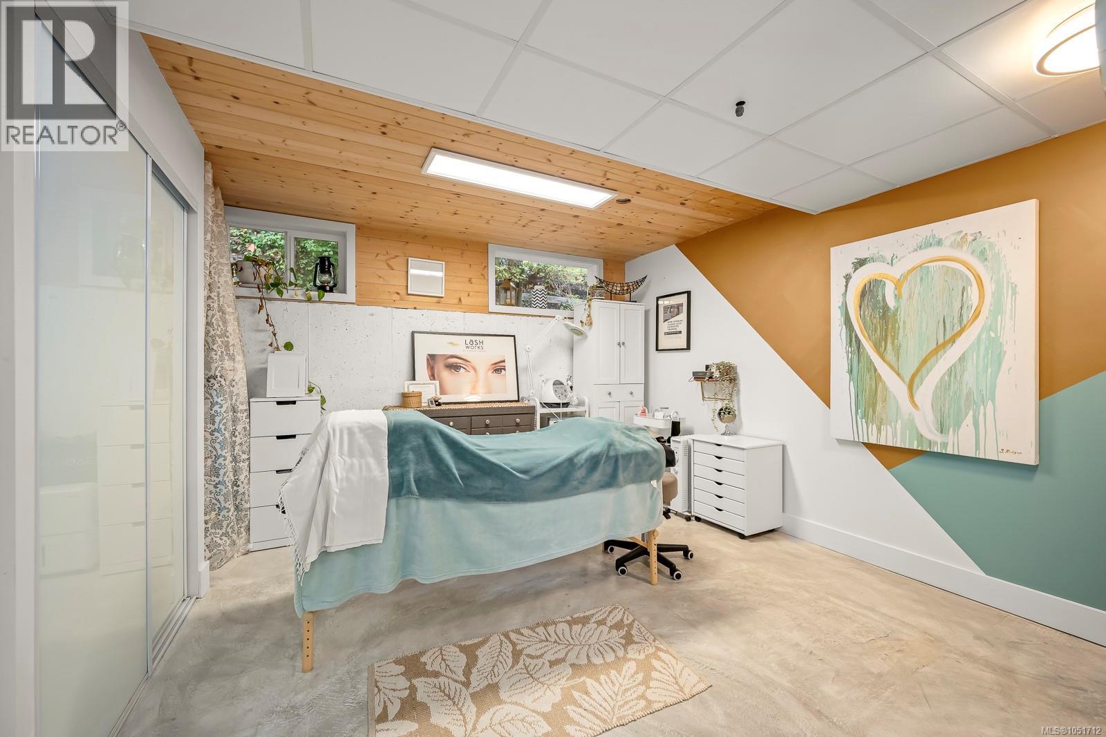 6044 Island Hwy N - 37