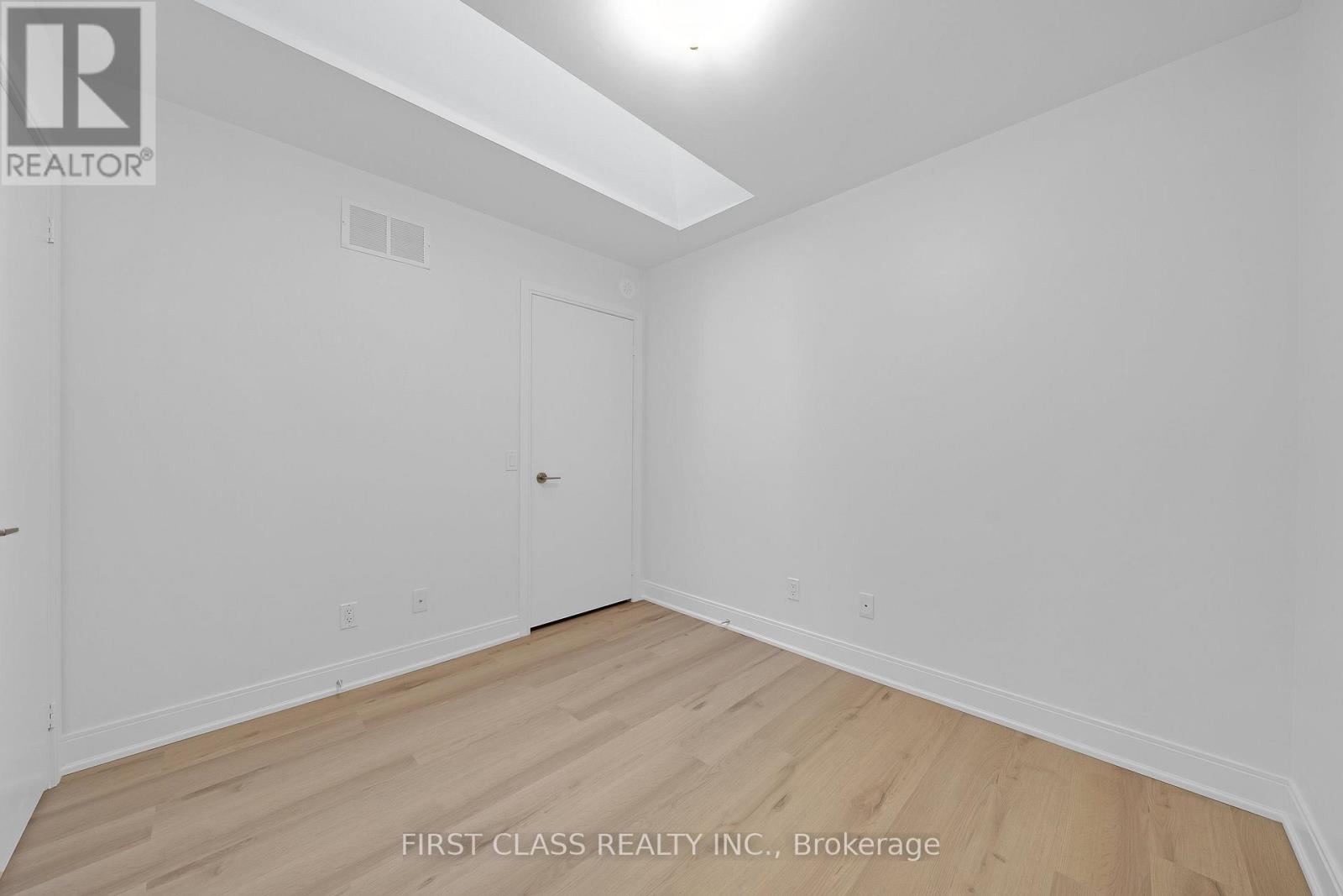 #14 310 VILLAGE GREEN SQUARE - Image 39
