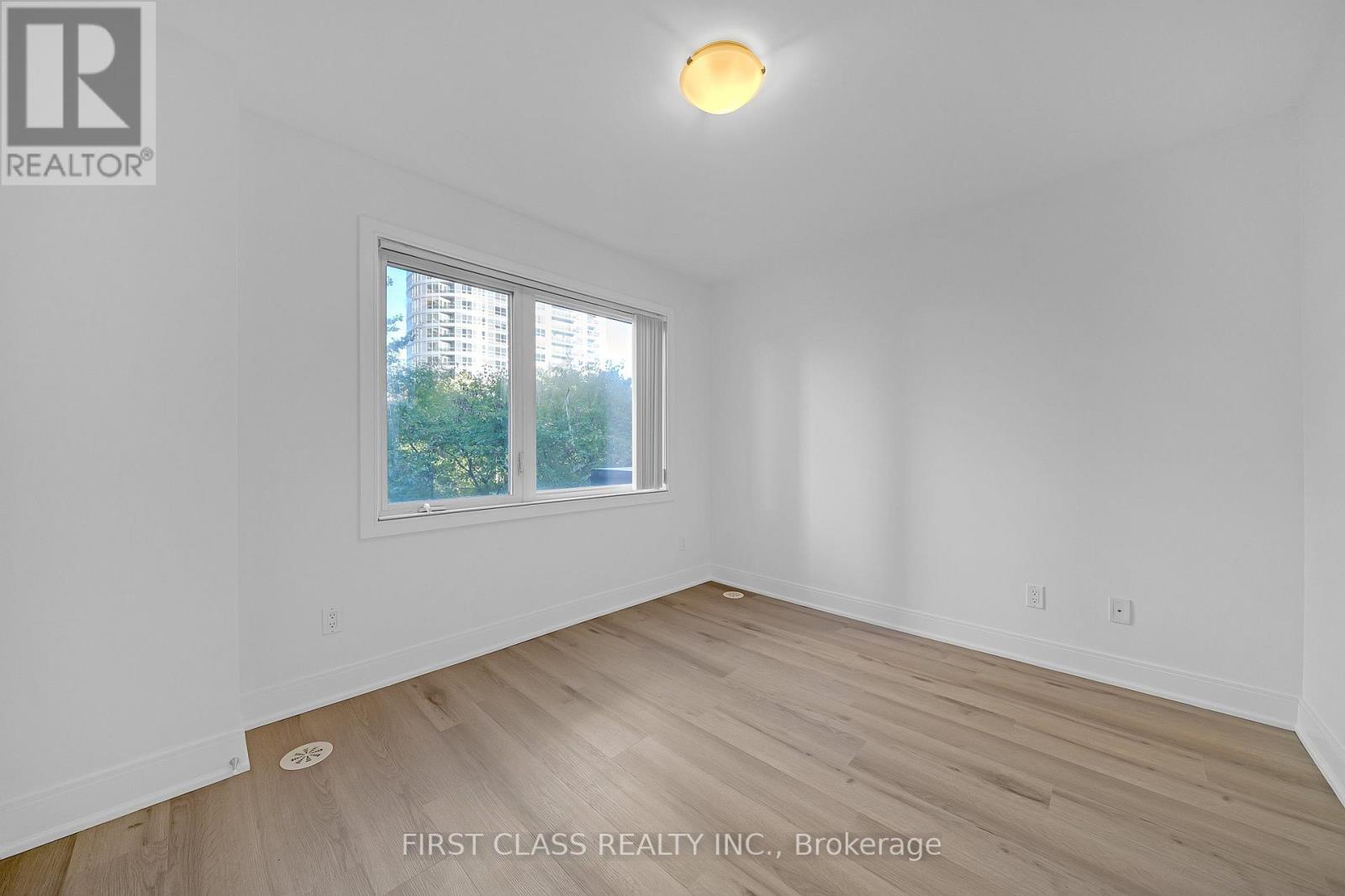 #14 310 VILLAGE GREEN SQUARE - Image 31