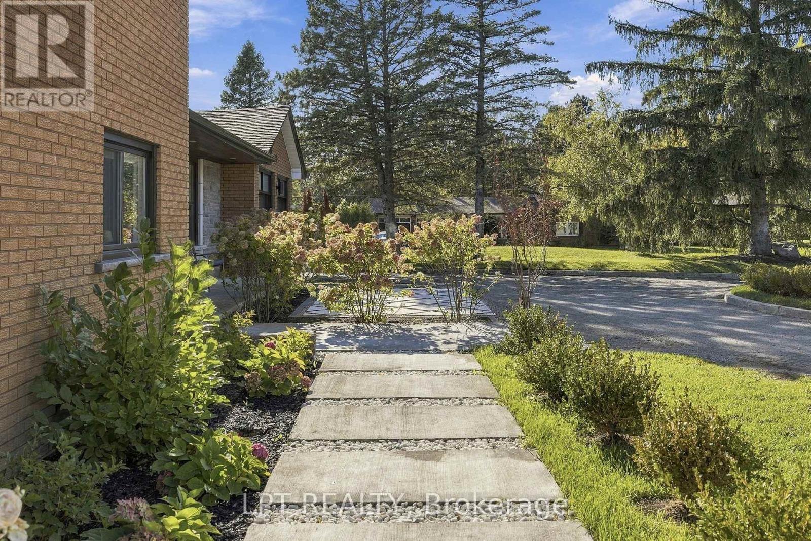 9 Noblewood Drive, King, ON photo 3