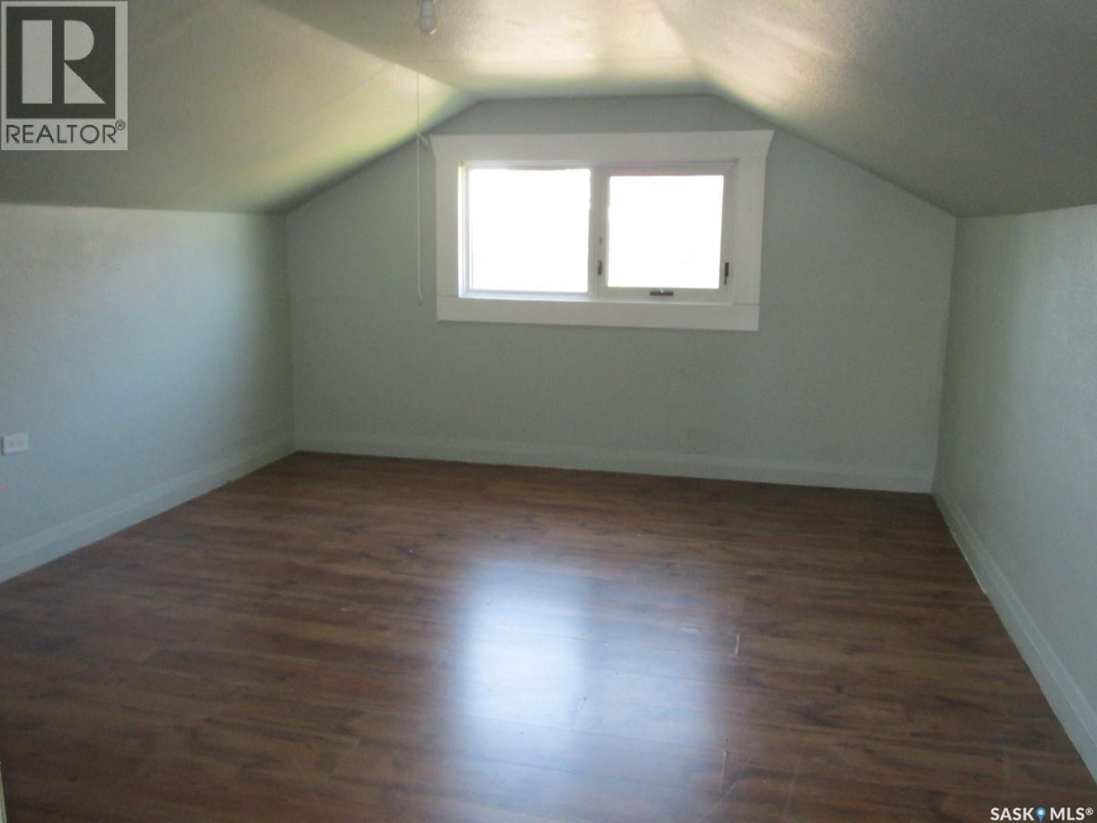 221 1st STREET E - 12
